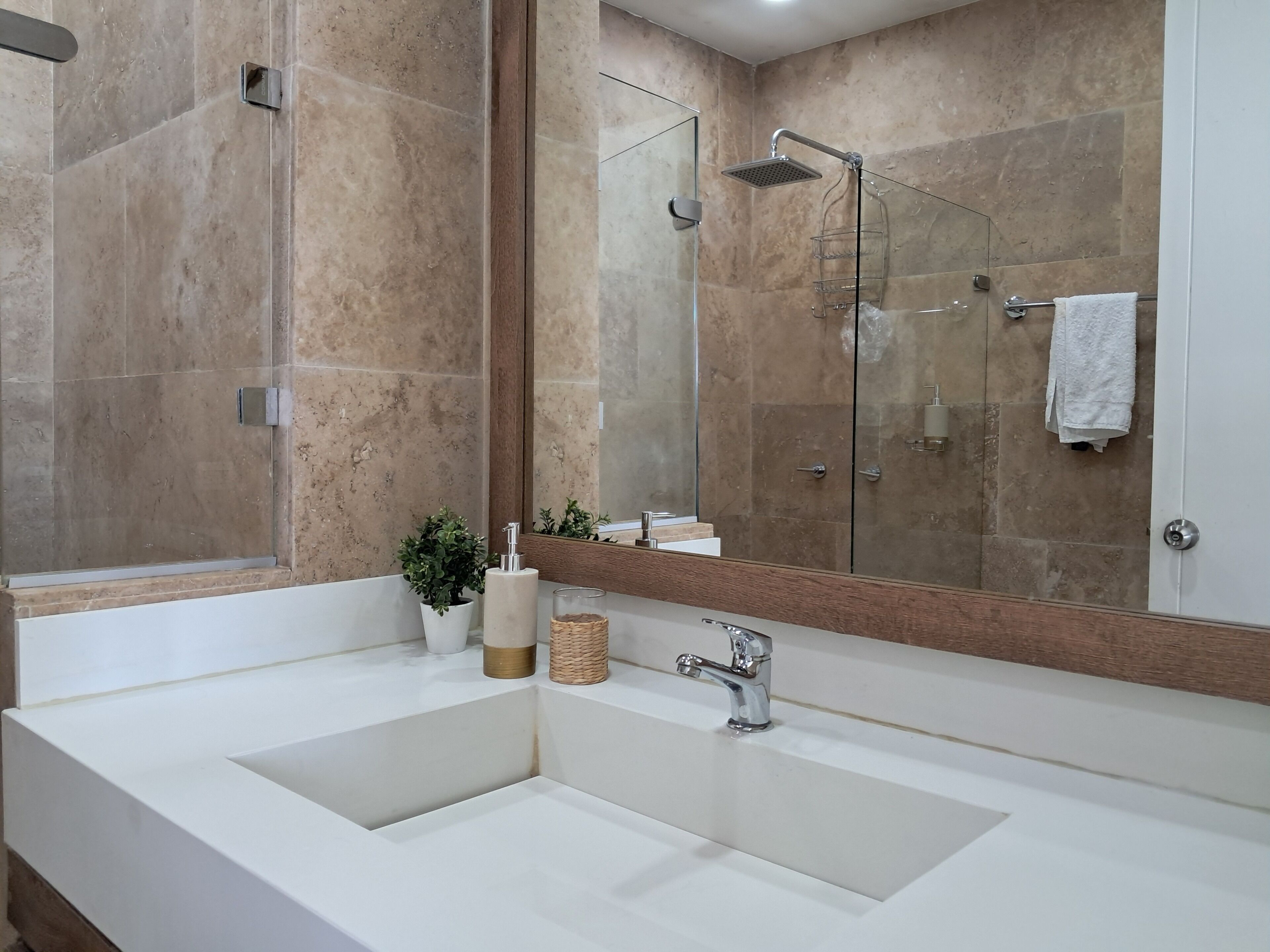 Deluxe Apartment, Balcony, Beach View | Bathroom