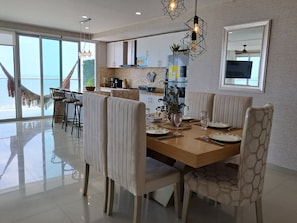 Căn hộ Deluxe, ban công, quang cảnh bãi biển | Khu ăn uống