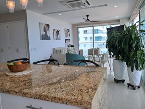 Căn hộ Deluxe, ban công, quang cảnh bãi biển | Nội thất