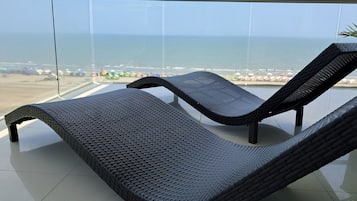 Deluxe appartement, balkon, uitzicht op het strand | Terrein van de accommodatie