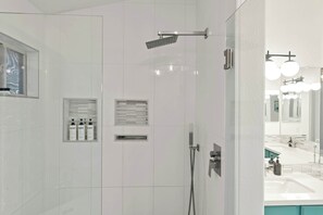Een douche, een haardroger, handdoeken, shampoo