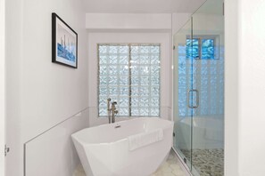 Shower, hair dryer, towels, shampoo - Desert Daze • A Fun-Filled 5BR Retreat • Sleeps 12 (Mesa)