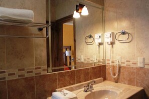 Ducha, secador de pelo, toallas y jabón