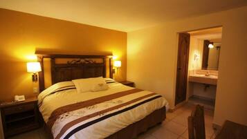 Habitación doble Confort, vista al jardín | Tabla de planchar con plancha y wifi gratis