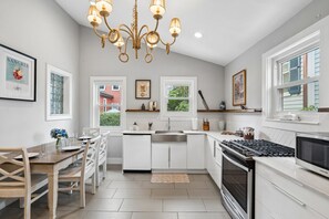 Fridge, microwave, oven, stovetop - Walk To King! (Charleston)