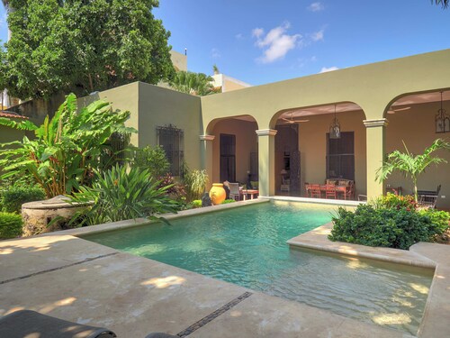 Beautifully renovated 3 bdrm in desirable Santiago with a walk-to-all location.
