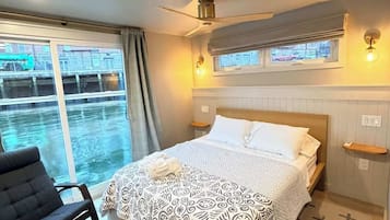 Iron/ironing board, travel cot, WiFi, bed sheets