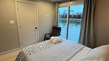 Iron/ironing board, travel crib, WiFi, bed sheets