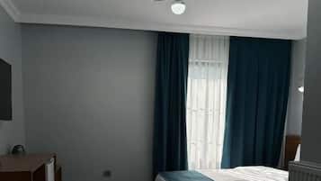 Double Room, Balcony, City View | Peti besi dalam bilik, kalis bunyi, seterika/papan seterika