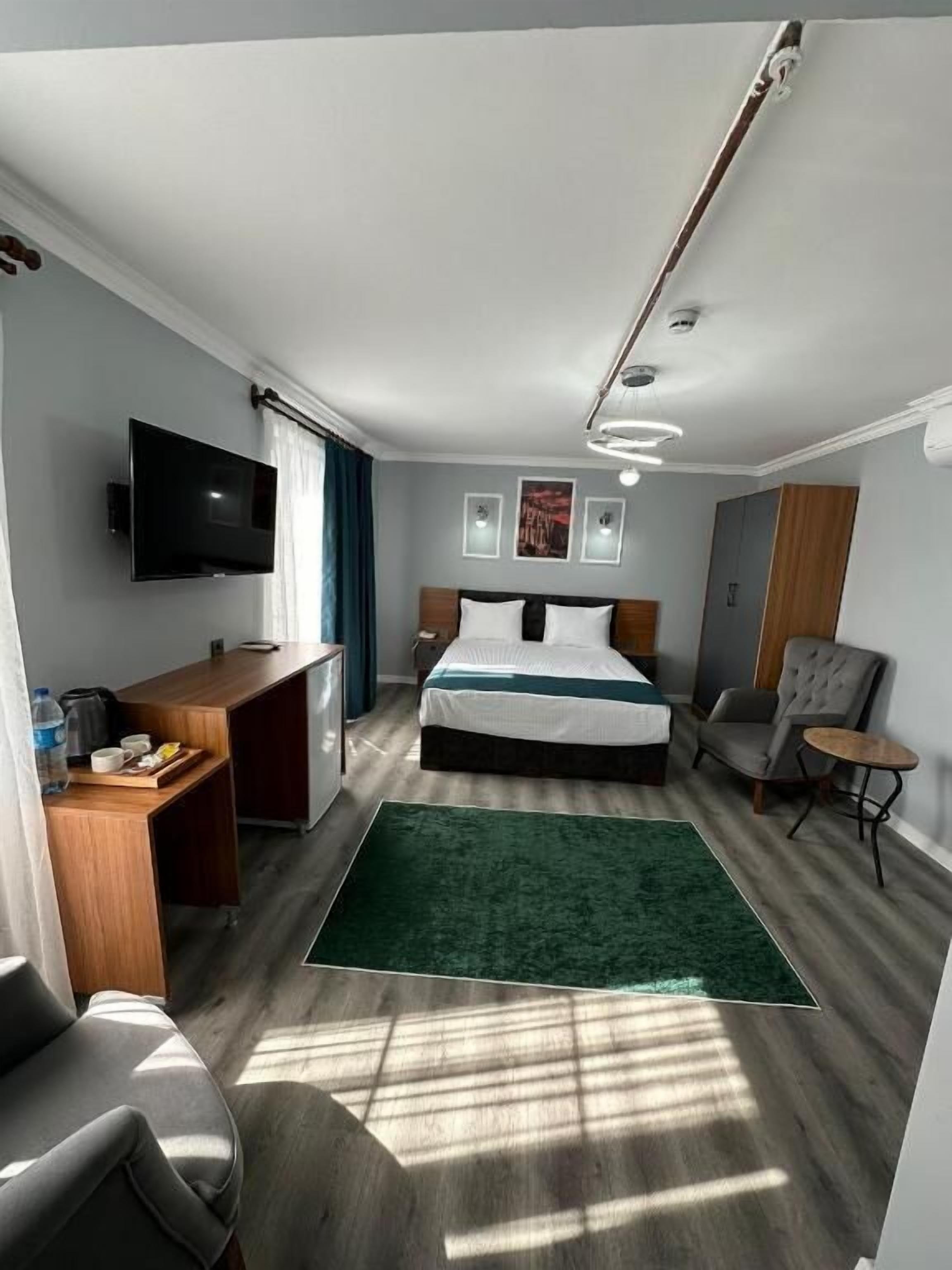 In-room safe, soundproofing, iron/ironing board, free WiFi