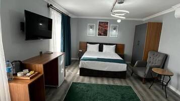 In-room safe, soundproofing, iron/ironing board, free WiFi