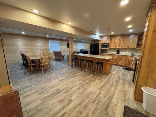 Only 15 min away from Yellowstone- Hidden Haven Lodge