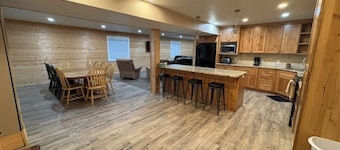 Only 15 min away from Yellowstone- Hidden Haven Lodge