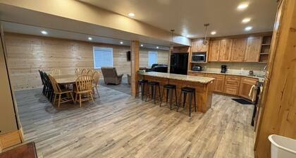 Only 15 min away from Yellowstone- Hidden Haven Lodge