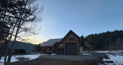Only 15 min away from Yellowstone- Hidden Haven Lodge