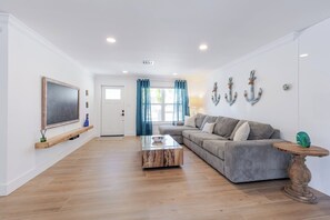 TV - P85 - New Listing! Be the First to Stay in This 3BR Pool Home (Marthon)
