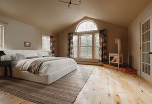 6 bedrooms, desk, iron/ironing board, travel crib