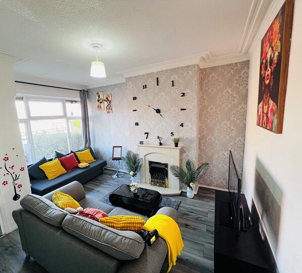 Living area - 4BR House | Sleeps 8 | 6 mins to Elland Road | Free Parking & Fast WiFi (Leeds)