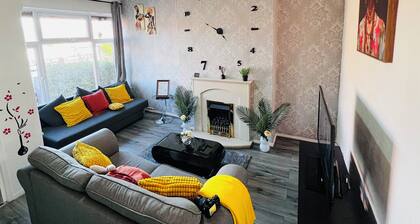 4BR House | Sleeps 8 | 6 mins to Elland Road | Free Parking & Fast WiFi