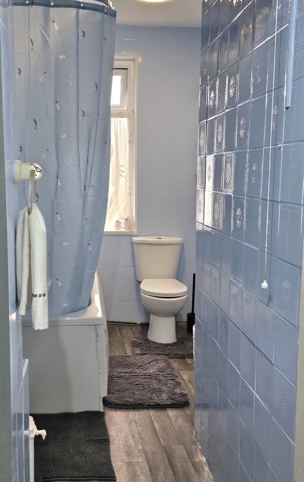 Een douche, een haardroger, handdoeken, zeep