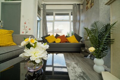 4BR House | Sleeps 8 | 6 mins to Elland Road | Free Parking & Fast WiFi