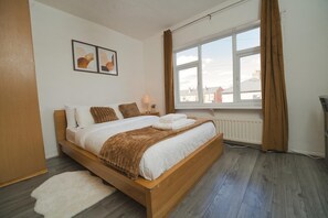 4 makuuhuonetta, silitysrauta/-lauta, ilmainen Wi-Fi, vuodevaatteet