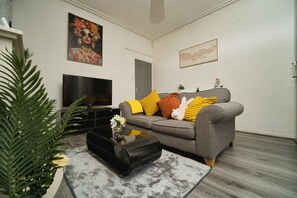 Living area - 4BR House | Sleeps 8 | 6 mins to Elland Road | Free Parking & Fast WiFi (Leeds)