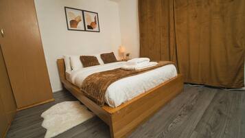 4 bedrooms, iron/ironing board, free WiFi, bed sheets