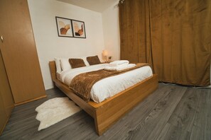 4 slaapkamers, een strijkplank/strijkijzer, gratis wifi, beddengoed