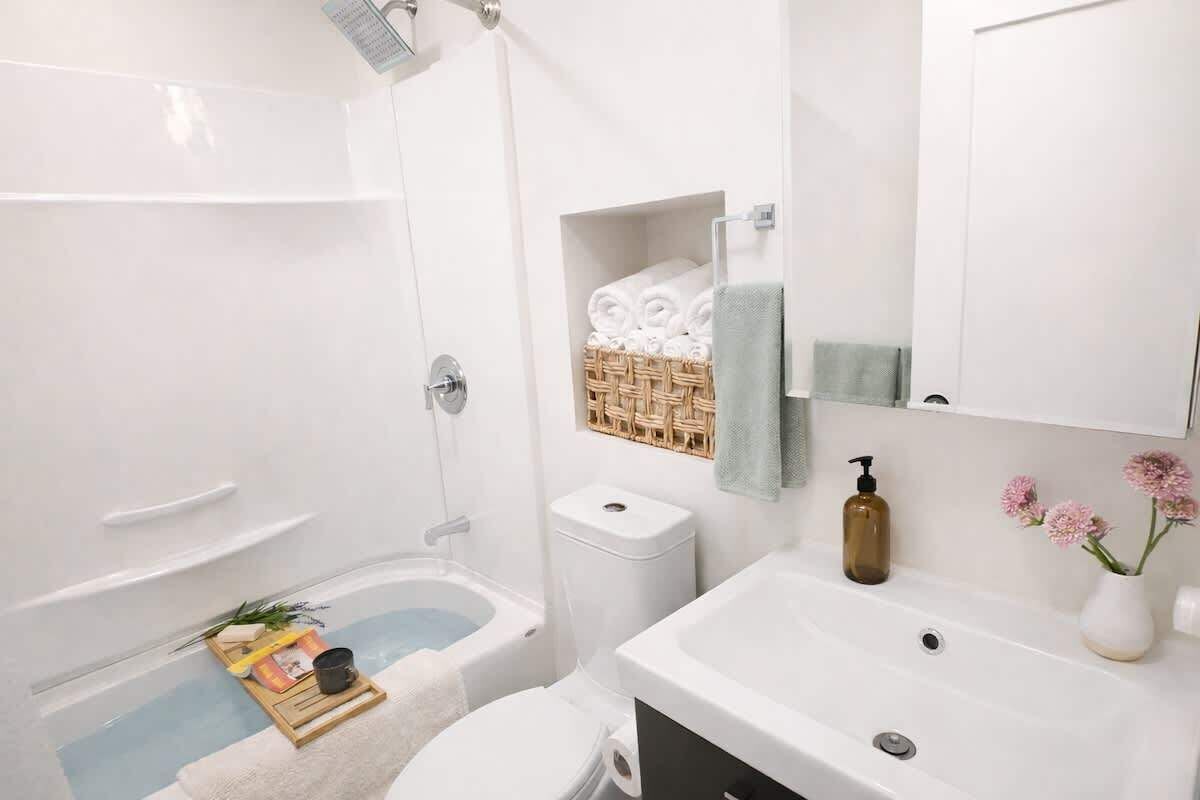 Douche, sèche-cheveux, shampoing