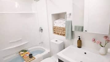 Douche, sĂšche-cheveux, shampoing