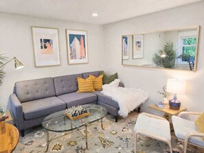 TV, offices - The Ellery | Garden Suite Historic Queen’s Park (New Westminster)