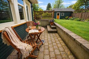 Outdoor dining - The Ellery | Garden Suite Historic Queen’s Park (New Westminster)