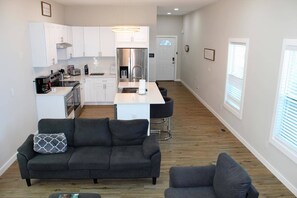 A modern apartment with a kitchen, dining area, and living room. - New -Atlanta Gem-Close to Mercedes-Benz (World Cup), World Congress Center & State Farm (Atlanta)
