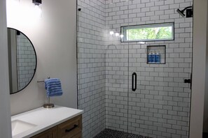 Shower, hair dryer, towels, shampoo - New -Atlanta Gem-Close to Mercedes-Benz (World Cup), World Congress Center & State Farm (Atlanta)