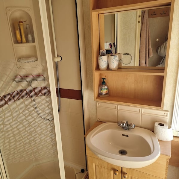 Dusche, Haartrockner, Toilettenpapier