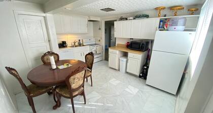 3-bedroom farmhouse in gorgeous Mountain Park with AC