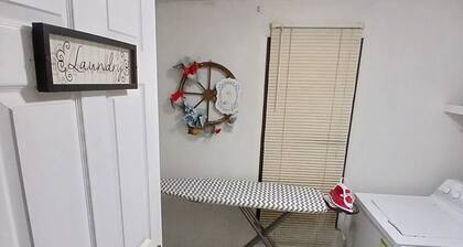 3-bedroom farmhouse in gorgeous Mountain Park with AC