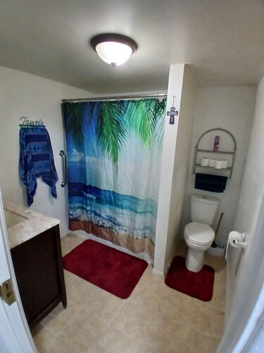 3-bedroom farmhouse in gorgeous Mountain Park with AC
