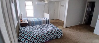 3-bedroom farmhouse in gorgeous Mountain Park with AC