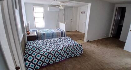 3-bedroom farmhouse in gorgeous Mountain Park with AC