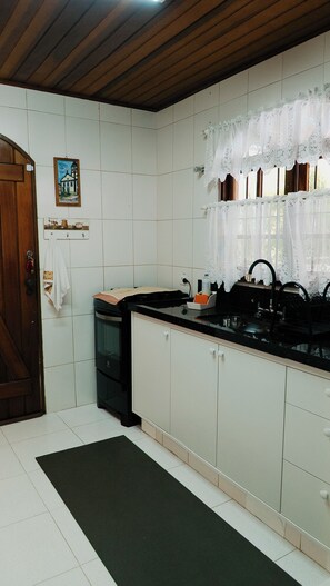 Private kitchen - Swiss Chalet style house (Campos do Jordão)