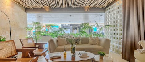 Basic Apartment | Lobby