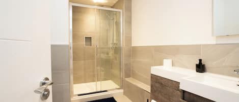 Dusche, HandtĂŒcher, Toilettenpapier