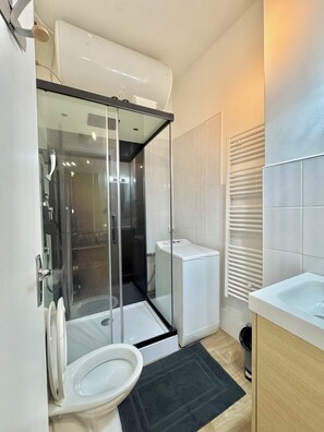 Bathroom - Vrbo Property (Cauterets)