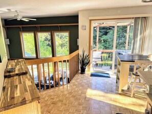 Interior - Redwood Deck Retreat Near Sequoia Zoo (Eureka)