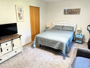 Room - Redwood Deck Retreat Near Sequoia Zoo (Eureka)