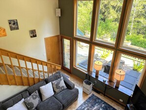 Living area - Redwood Deck Retreat Near Sequoia Zoo (Eureka)