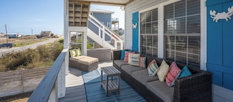 A few steps from Avalon Pier, perfect for fishing and beach days