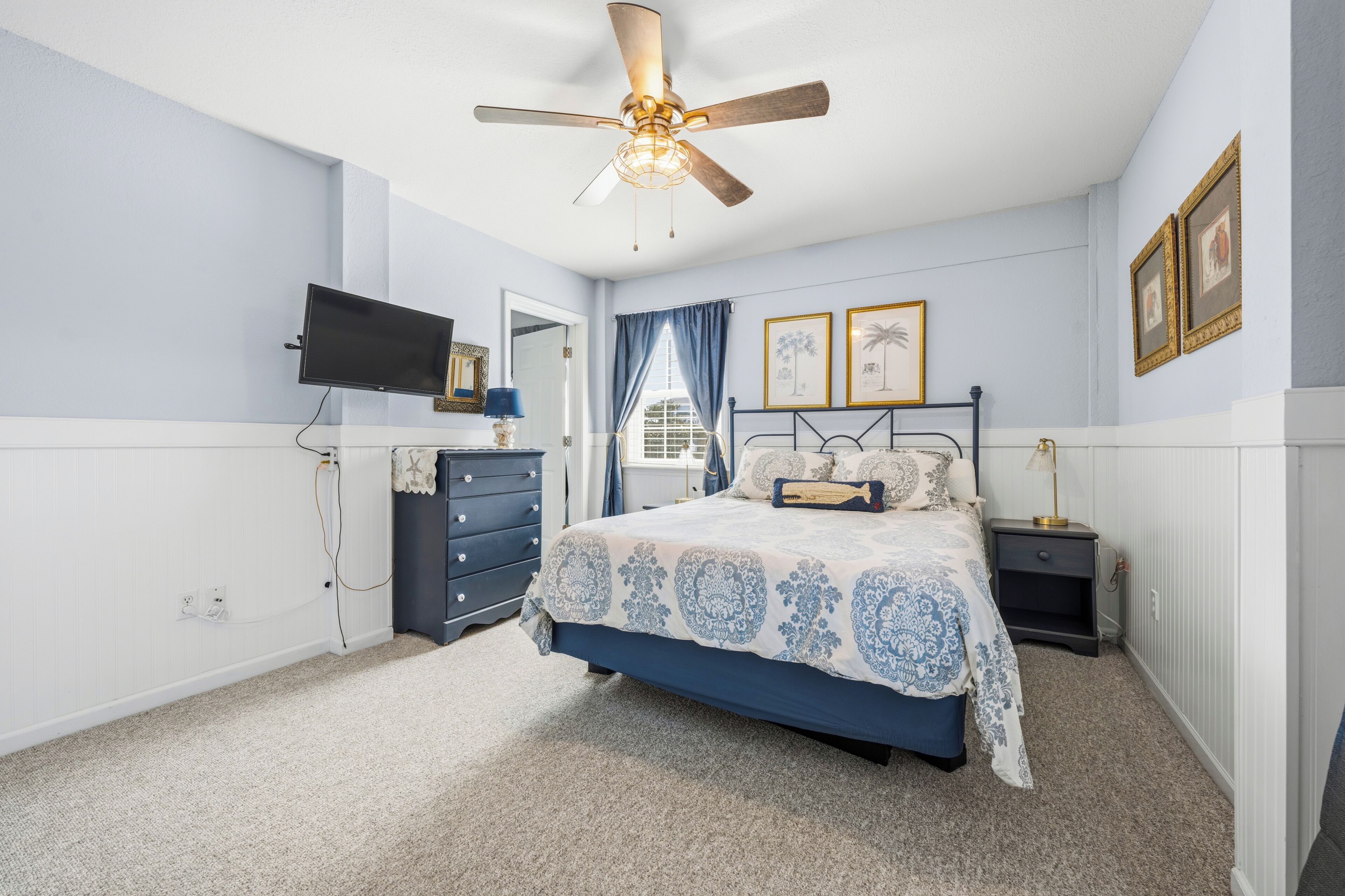 4 bedrooms, desk, iron/ironing board, travel crib